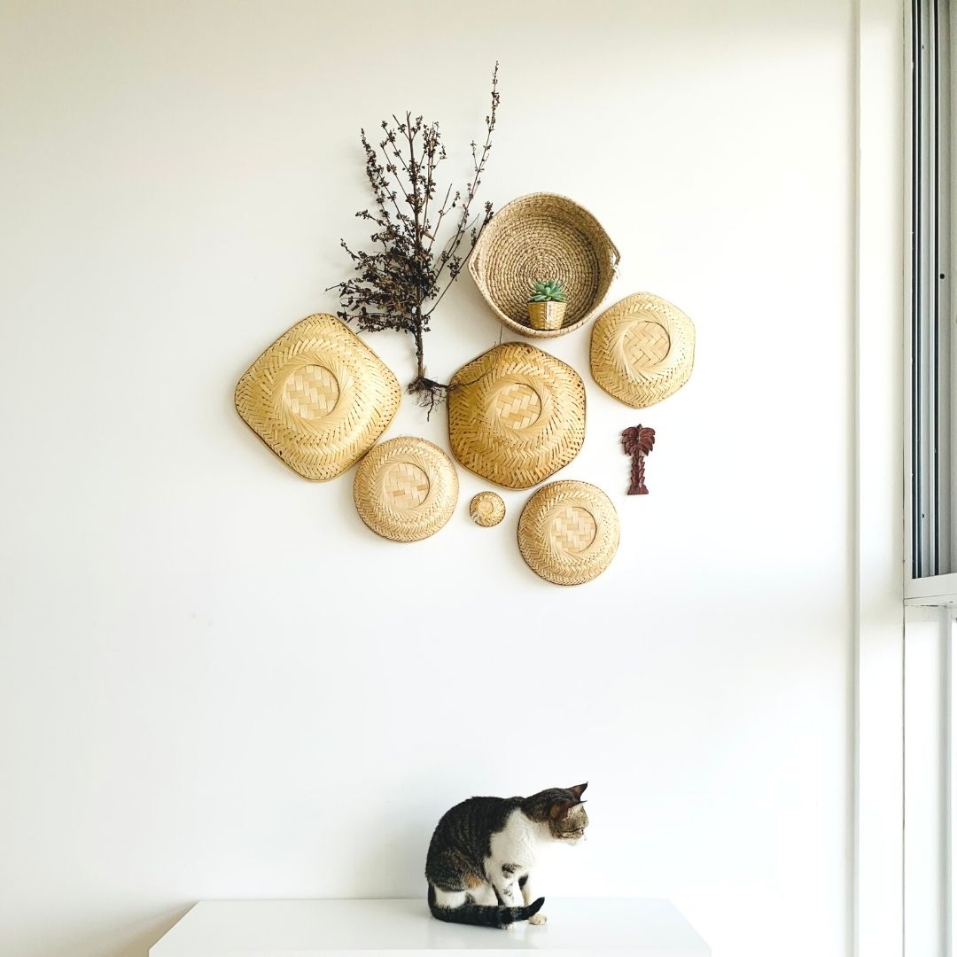 Baskets in different shapes and sizes, a little planter, a palm tree keychain hangar made with bamboo, grass and wood in this installation. 