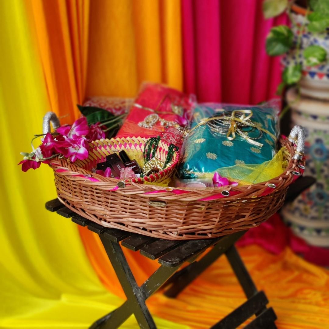 Mehndi Ki Thiyariya 🛍️ | Desserts, Chaat, Gift Baskets & Decor 🎊  #familyvlog #shadi #mehndi #desi - YouTube