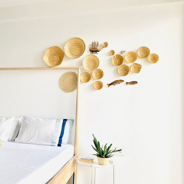 Sea wall decor arrangement in bedroom set up 